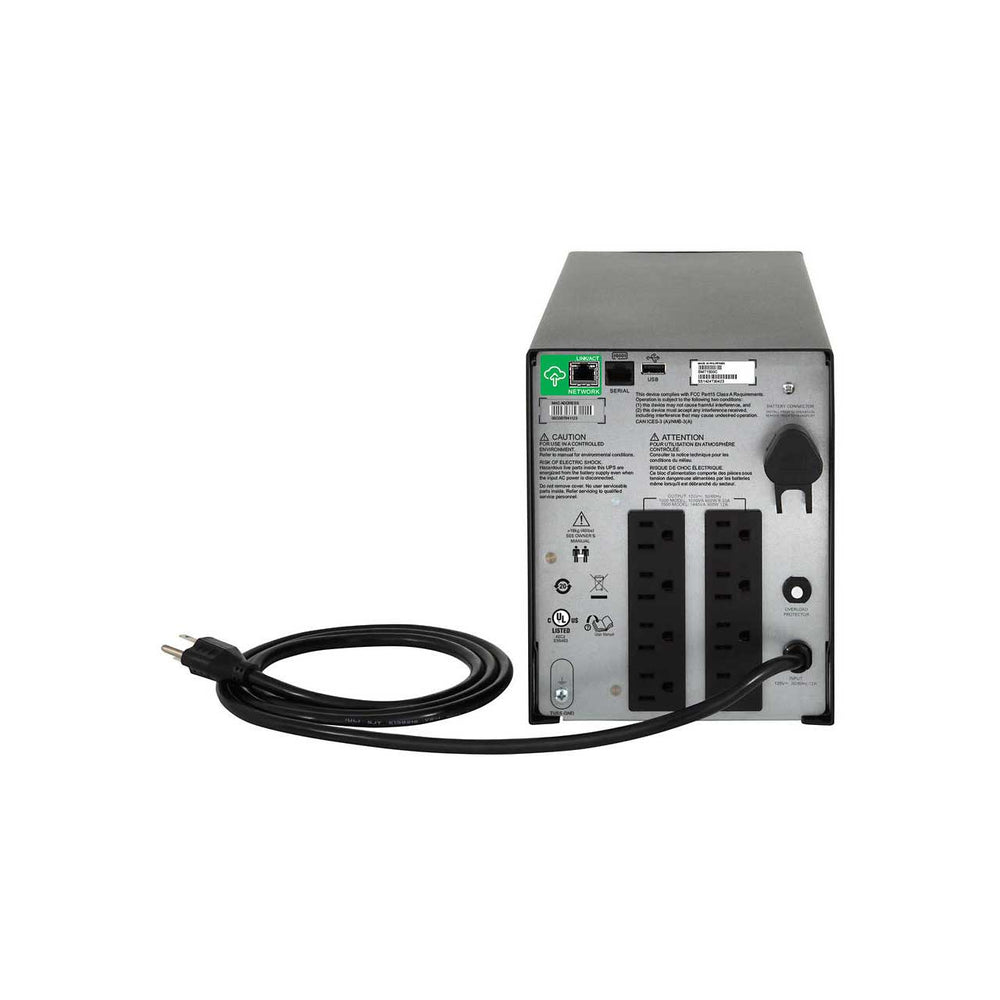 UPS APC Smart-UPS C 1500VA en un entorno de oficina protegiendo equipos