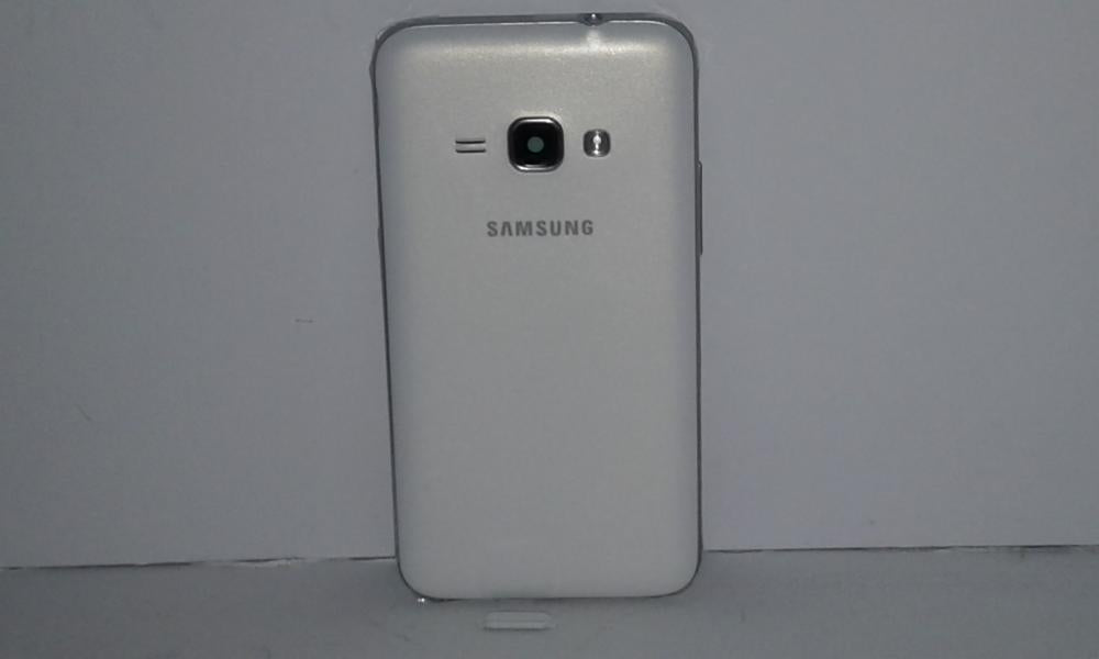 Tapa Samsung Galaxy J1 (2016) J120 - Blanca con Marco