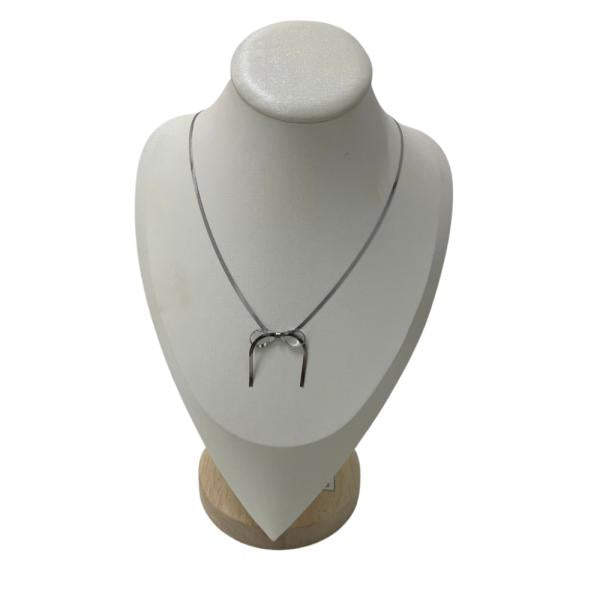 Poderosa Collar Acero Diseño Lazo Plateado Encanto y Estilo Imagen principal del producto
